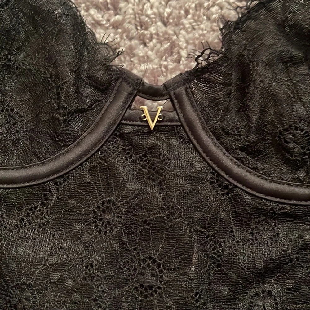 Victoria Secret - Picture 2 of 3
